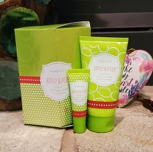*NEW* Mary Kay Gift Set - Apple & Pear